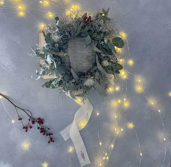 幸せ続くリース　ブルーファンタジーと白いお花のリース　クリスマスギフト　スターチス 1枚目の画像