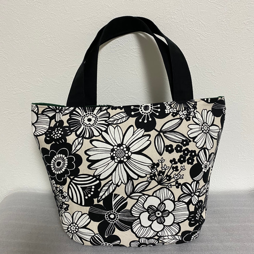 花柄のトートバッグ (黒×ベージュ) トートバッグ ピン 花柄のトートバッグ (黒×ベージュ) トートバッグ ピン