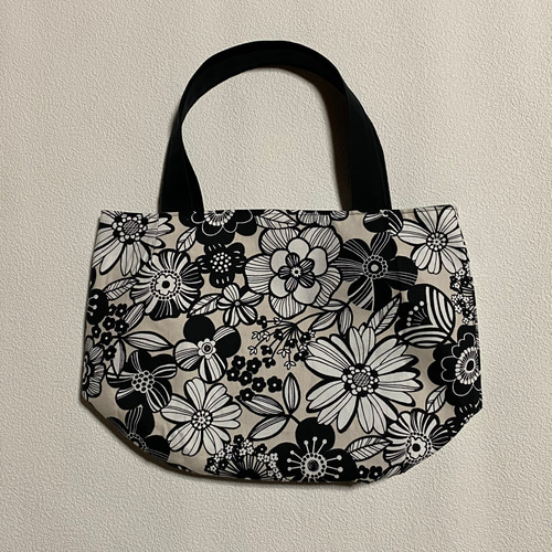 花柄のトートバッグ （黒×ベージュ） トートバッグ ピン