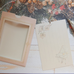クリスマスローズとペトロフ風ピアノ♡タッセル付きメッセージカード（郵送封筒付き） 4枚目の画像