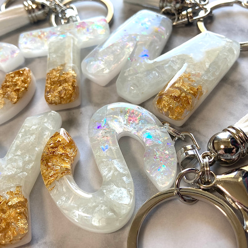 Whiteストーン☆レジンイニシャルキーホルダー キーホルダー yu