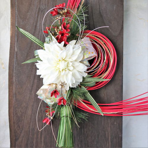 再販 お正月飾り 和モダン 白ダリアと赤色ラタンのしめ飾り 【オーナー