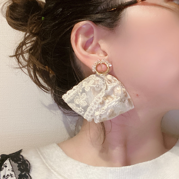 【frill】white×gold 透けカラーの刺繍リボンとクリスタルチェコビーズ ワイヤー ピアス イヤリング 2枚目の画像