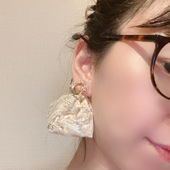 【frill】white×gold 透けカラーの刺繍リボンとクリスタルチェコビーズ ワイヤー ピアス イヤリング 8枚目の画像