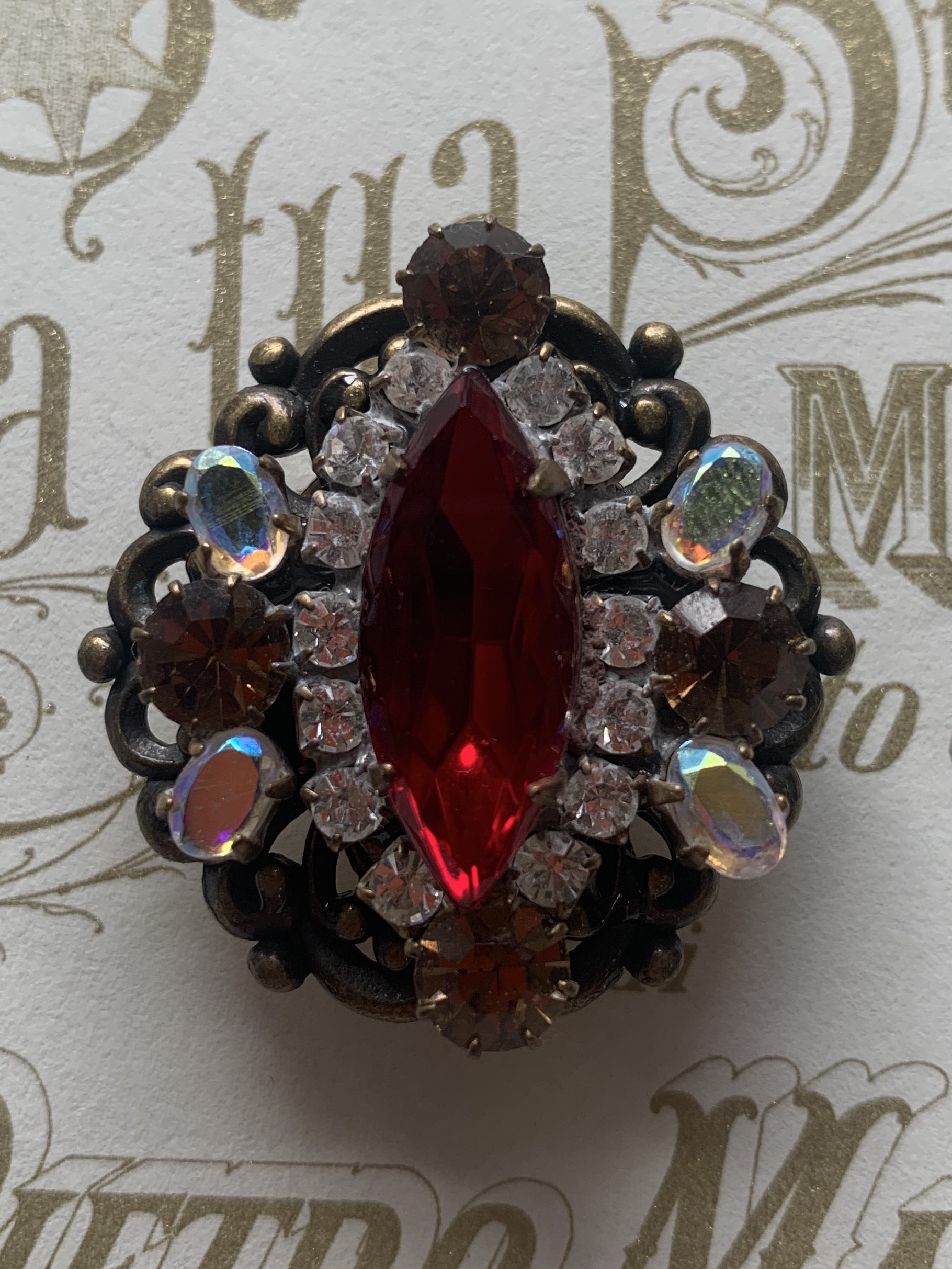 ビンテージガラス素材のグラマラスな帯留め「プレシャス・レッド」