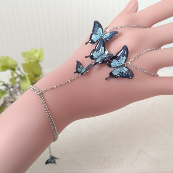 【手の甲ブレスレット♪】フィンガーリング。オオルリアゲハ  青い蝶 蝶々ブレスレット 8枚目の画像