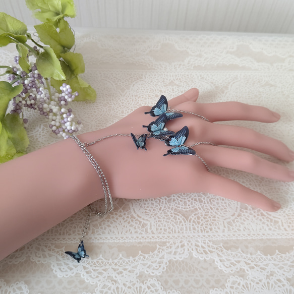 【手の甲ブレスレット♪】フィンガーリング。オオルリアゲハ  青い蝶 蝶々ブレスレット 9枚目の画像