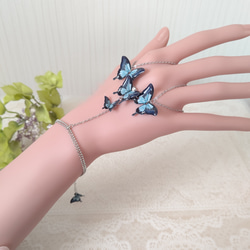 【手の甲ブレスレット♪】フィンガーリング。オオルリアゲハ  青い蝶 蝶々ブレスレット 1枚目の画像