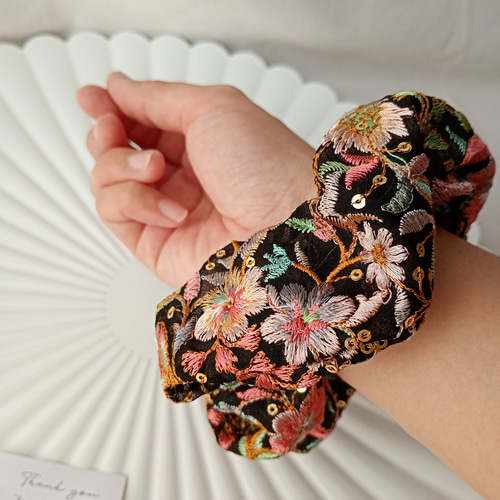 ハンドメイドシュシュM-4068♡サンドブラウンジョーゼット♡刺繍リボン付♡ インド刺繍リボンとサテンのシュシュ♡ラベンダー - JOLIEM