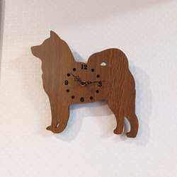 柴犬 壁掛け時計 木彫茶色　静音時計 1枚目の画像