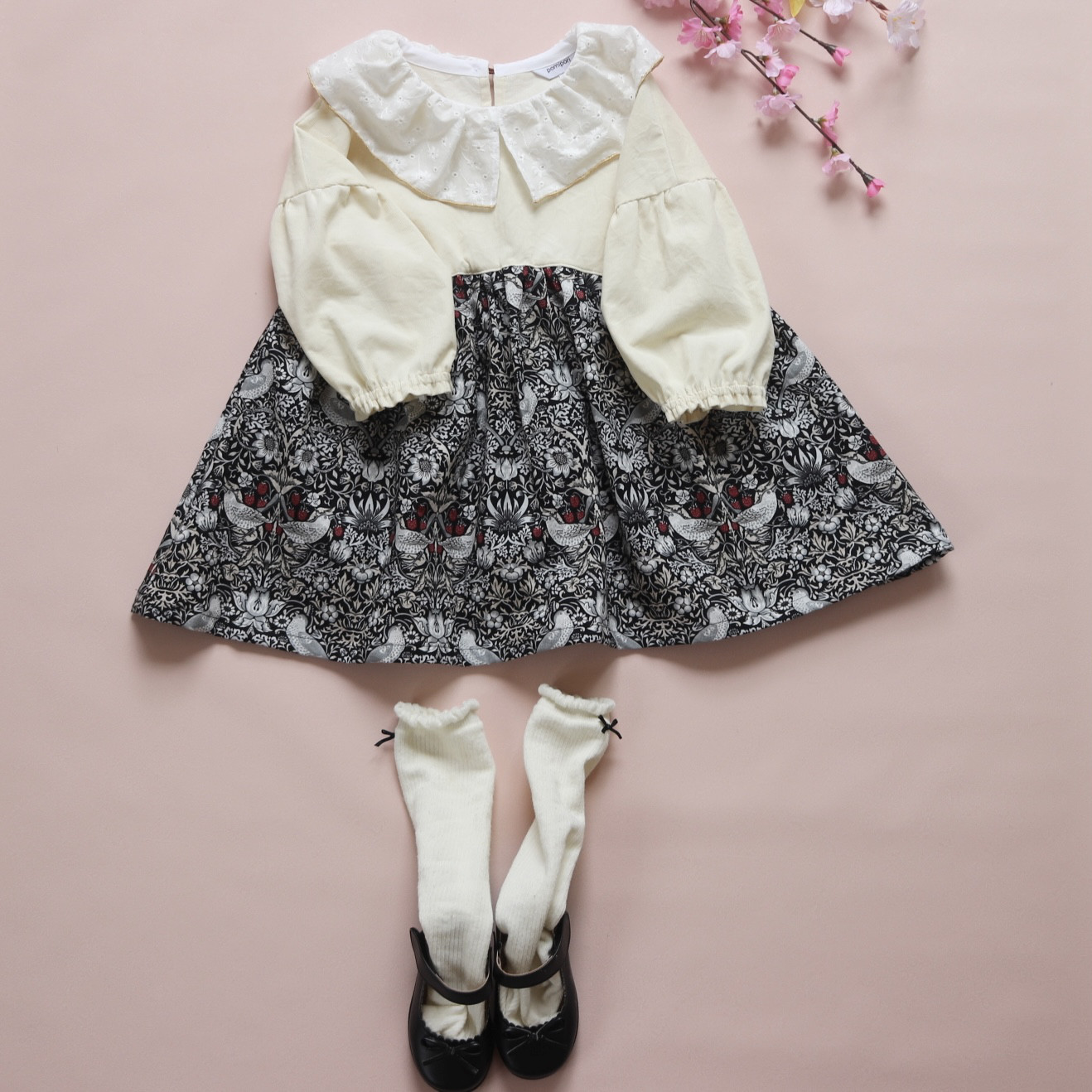 【2026年3月まで】《在庫限り10％OFF》襟レースワンピース/CREAM/ウィリアムモリスいちご泥棒柄