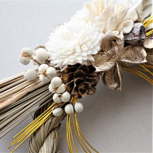 アイボリーダリアのシックなしめ縄 お正月 薄グレー シックな南天とダリア しめ飾り しめ縄 高級花材