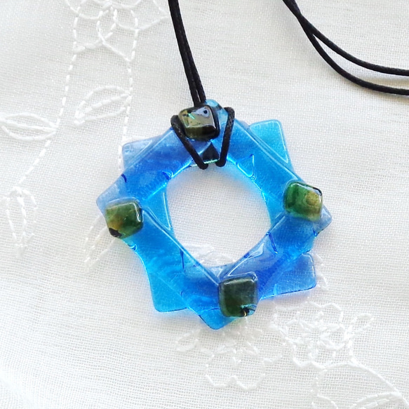 フュージンググラスのネックレス【ブルー】（金属不使用） 1枚目の画像