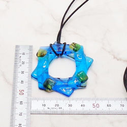 フュージンググラスのネックレス【ブルー】（金属不使用） 3枚目の画像