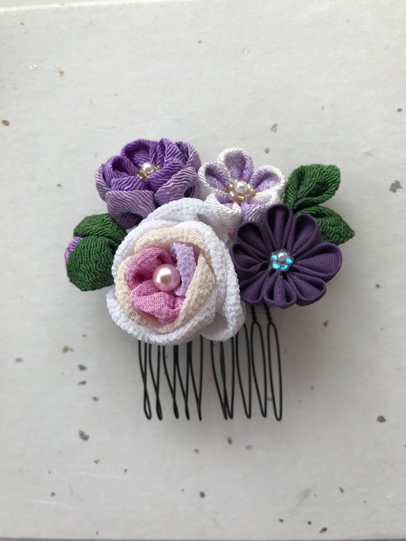 つまみ細工のコームの髪飾り　パープル系の花々　かすみ草のオプションあり 2枚目の画像