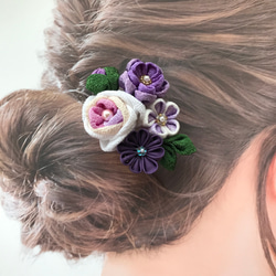 つまみ細工のコームの髪飾り　パープル系の花々　かすみ草のオプションあり 1枚目の画像