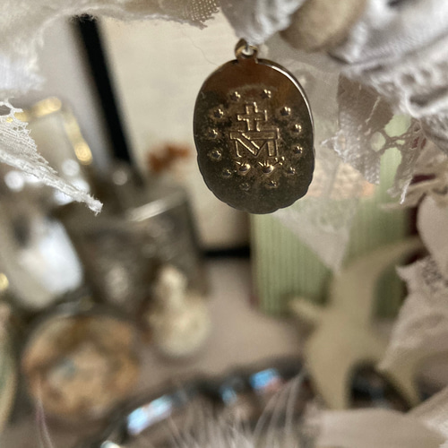 ☆シャビーなアンティークレース&古布裂き布の装飾用リース♪メダイ