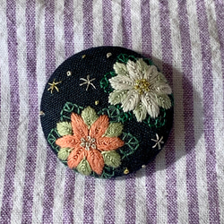 クリスマス刺繍ブローチ/ヘアゴム　星降る夜のポインセチア 1枚目の画像