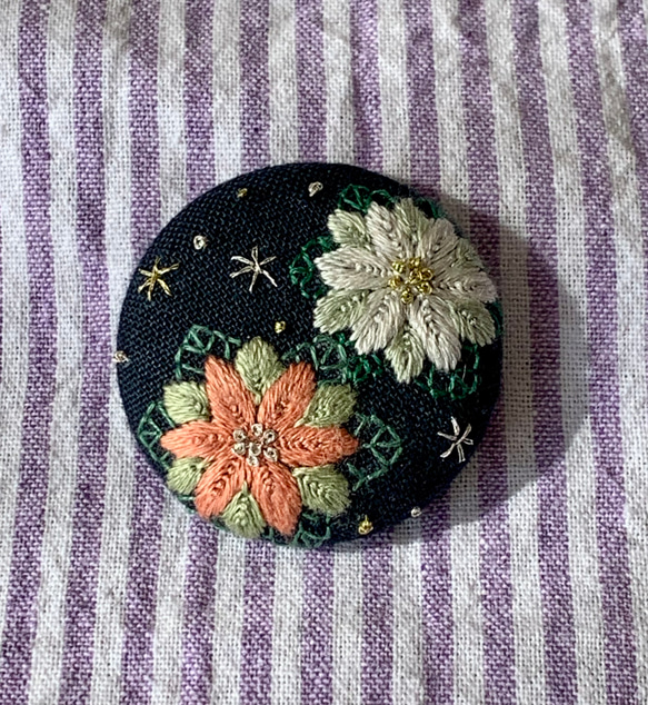 クリスマス刺繍ブローチ/ヘアゴム　星降る夜のポインセチア 1枚目の画像