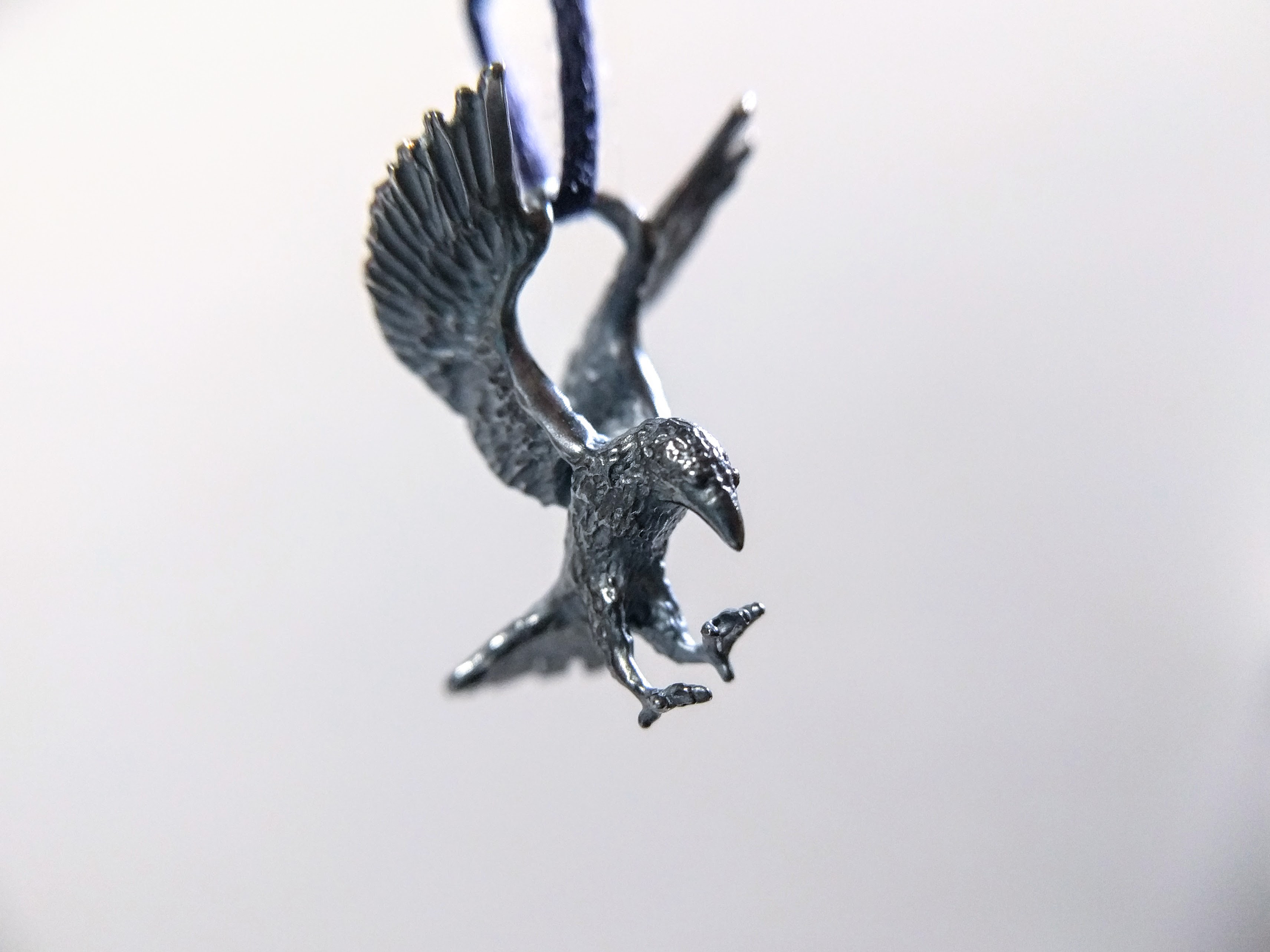 カラスの片耳飾り