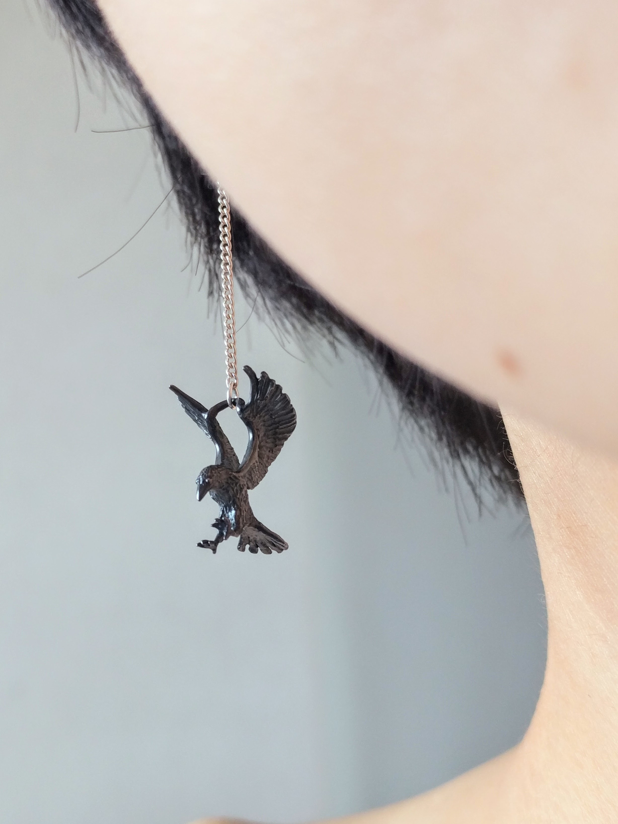 カラスの片耳飾り
