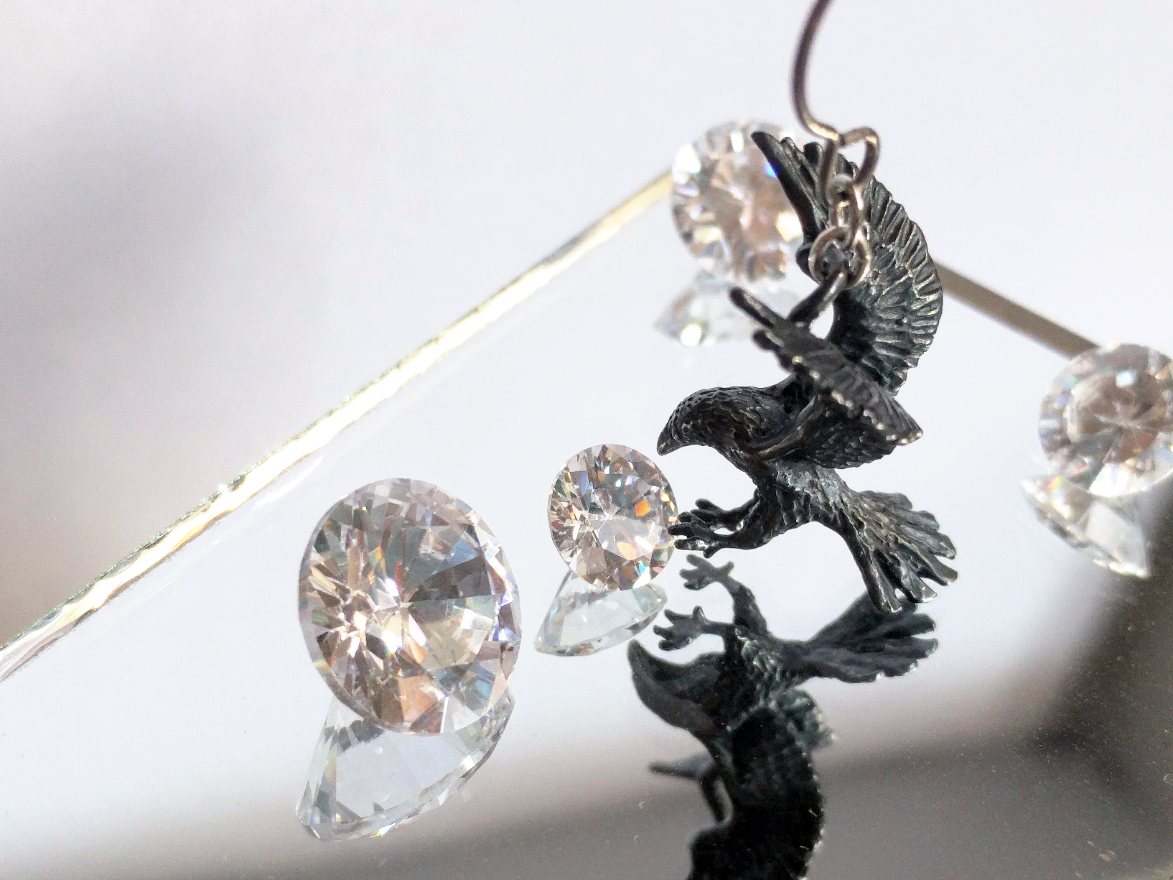 カラスの片耳飾り