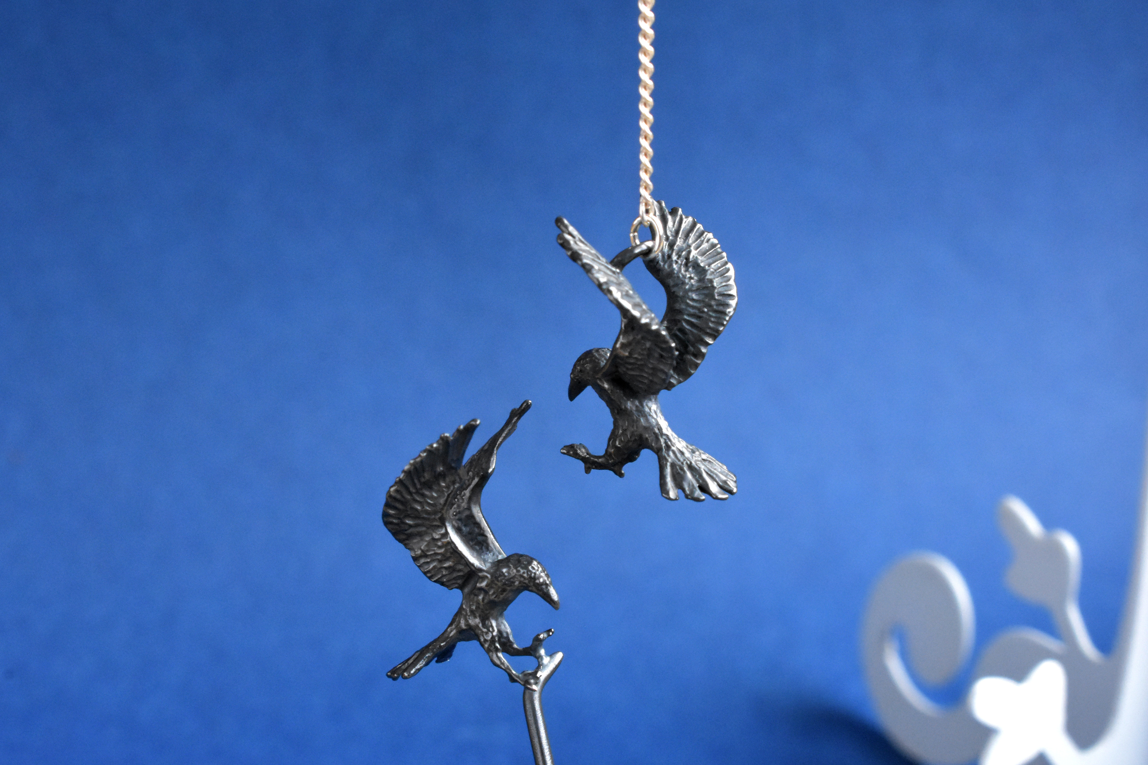 カラスの片耳飾り