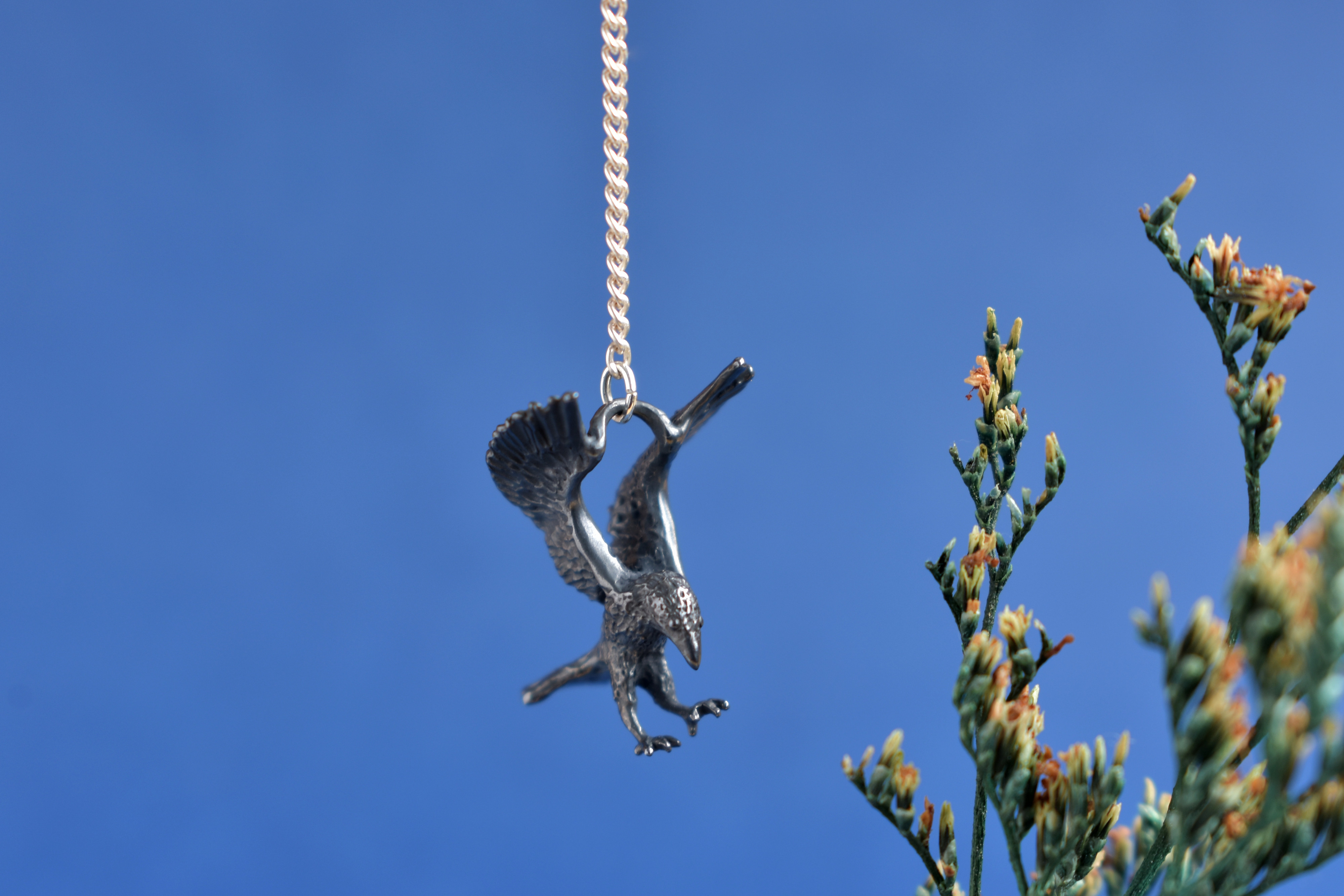 カラスの片耳飾り