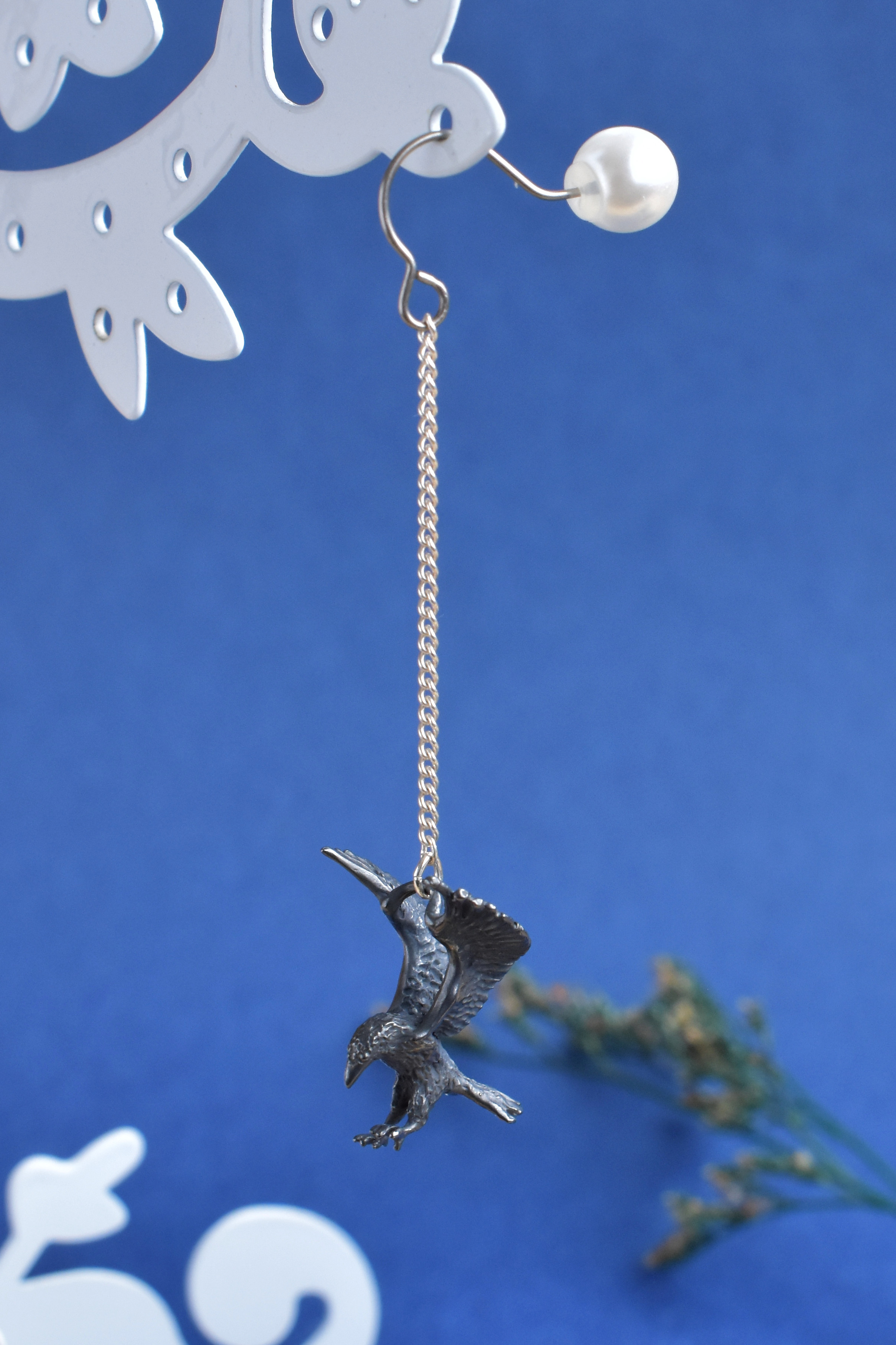 カラスの片耳飾り