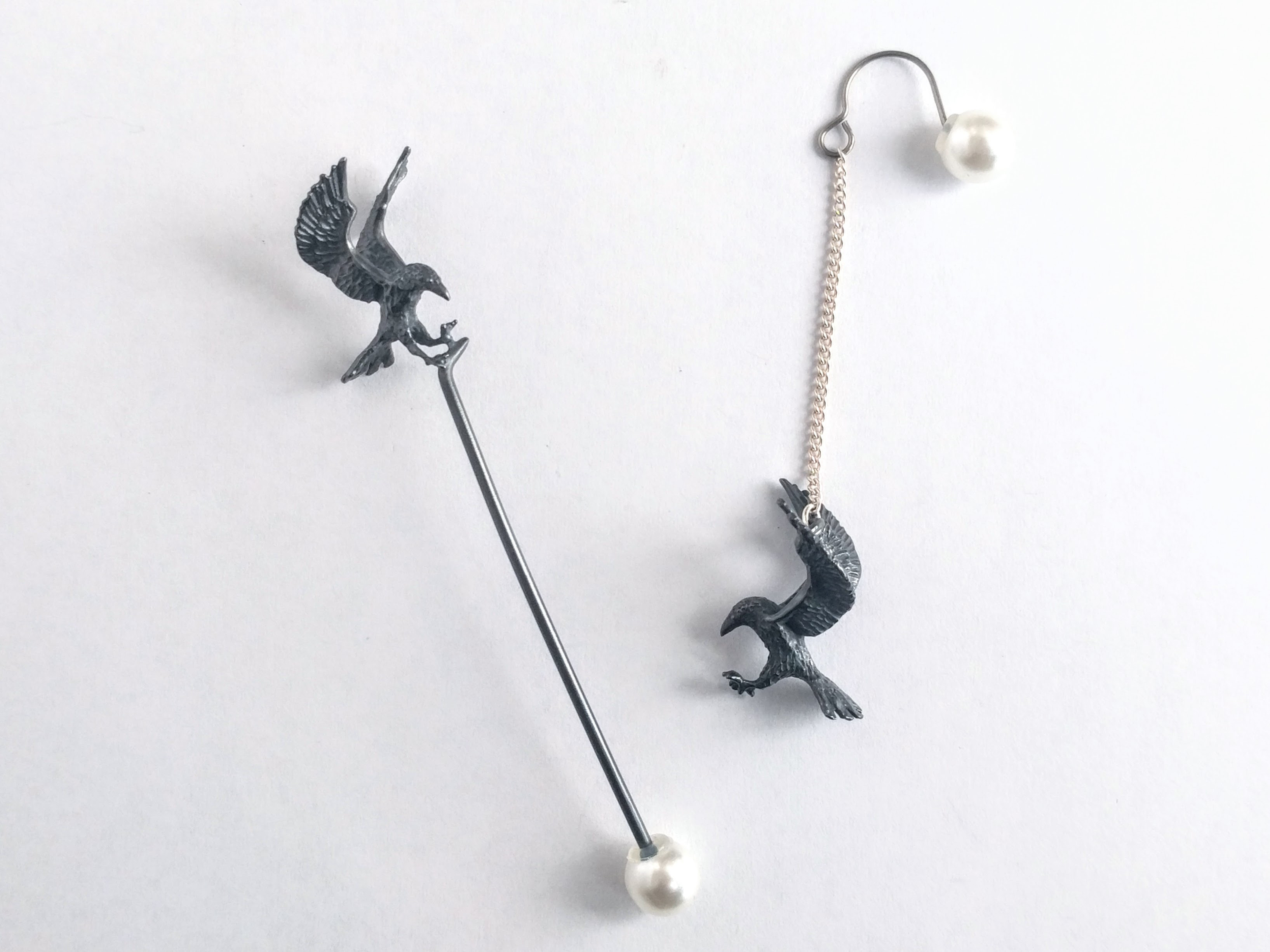 カラスの片耳飾り