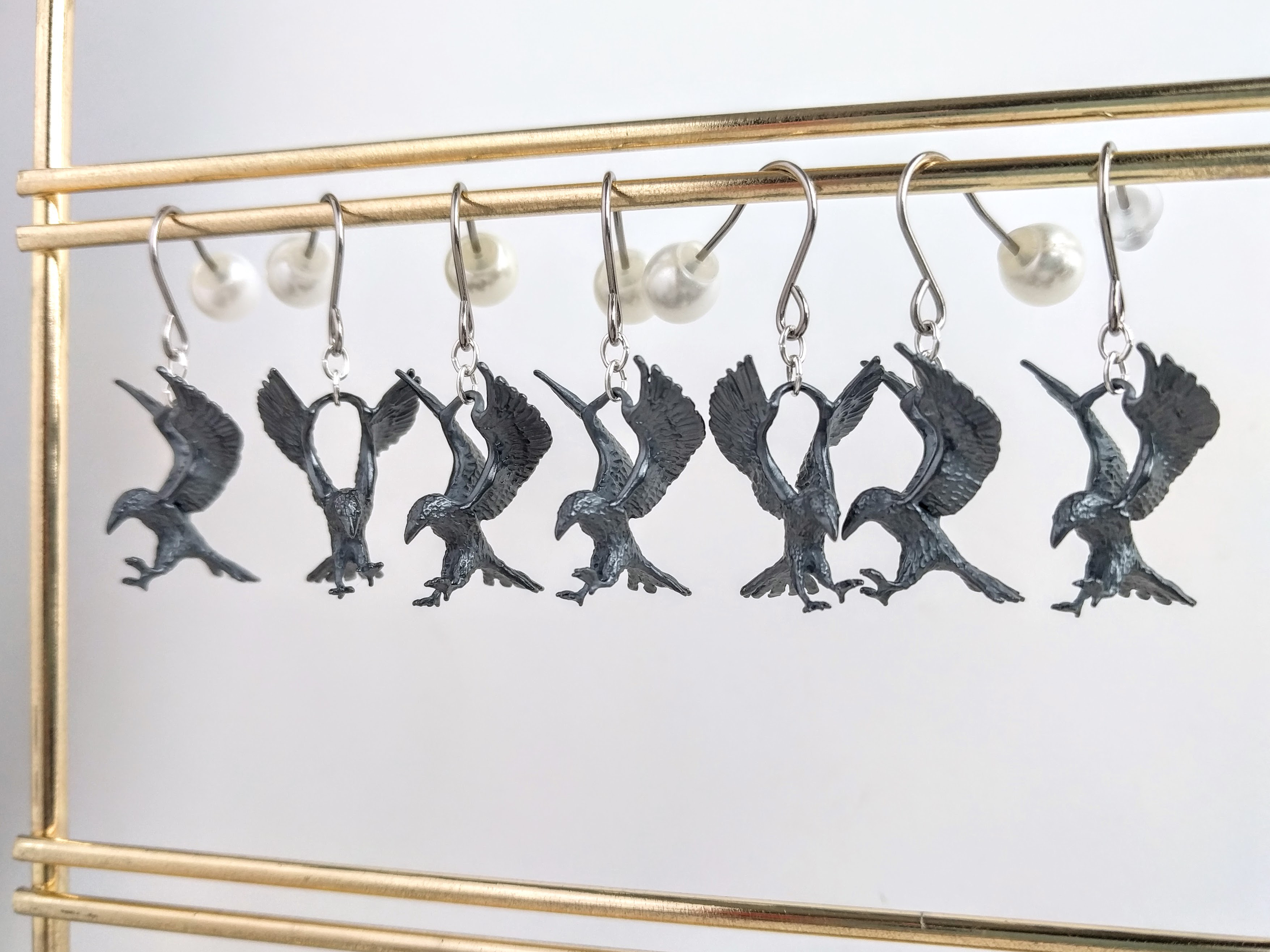 カラスの片耳飾り