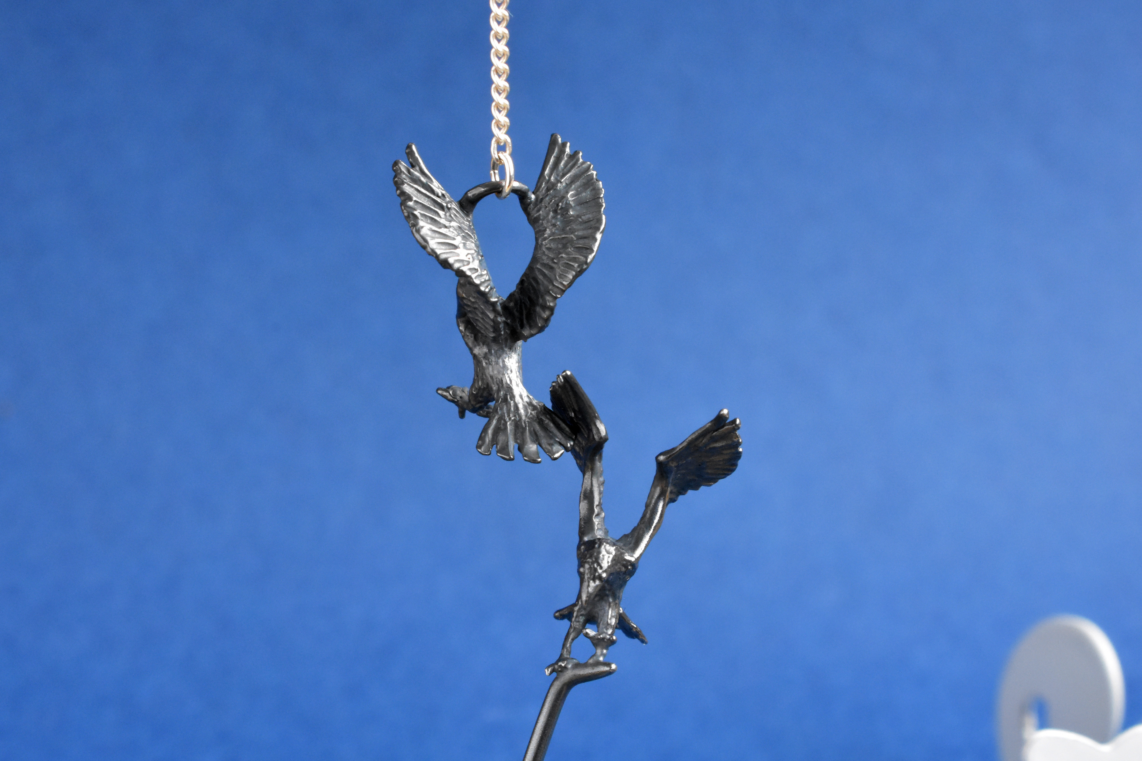 カラスの片耳飾り