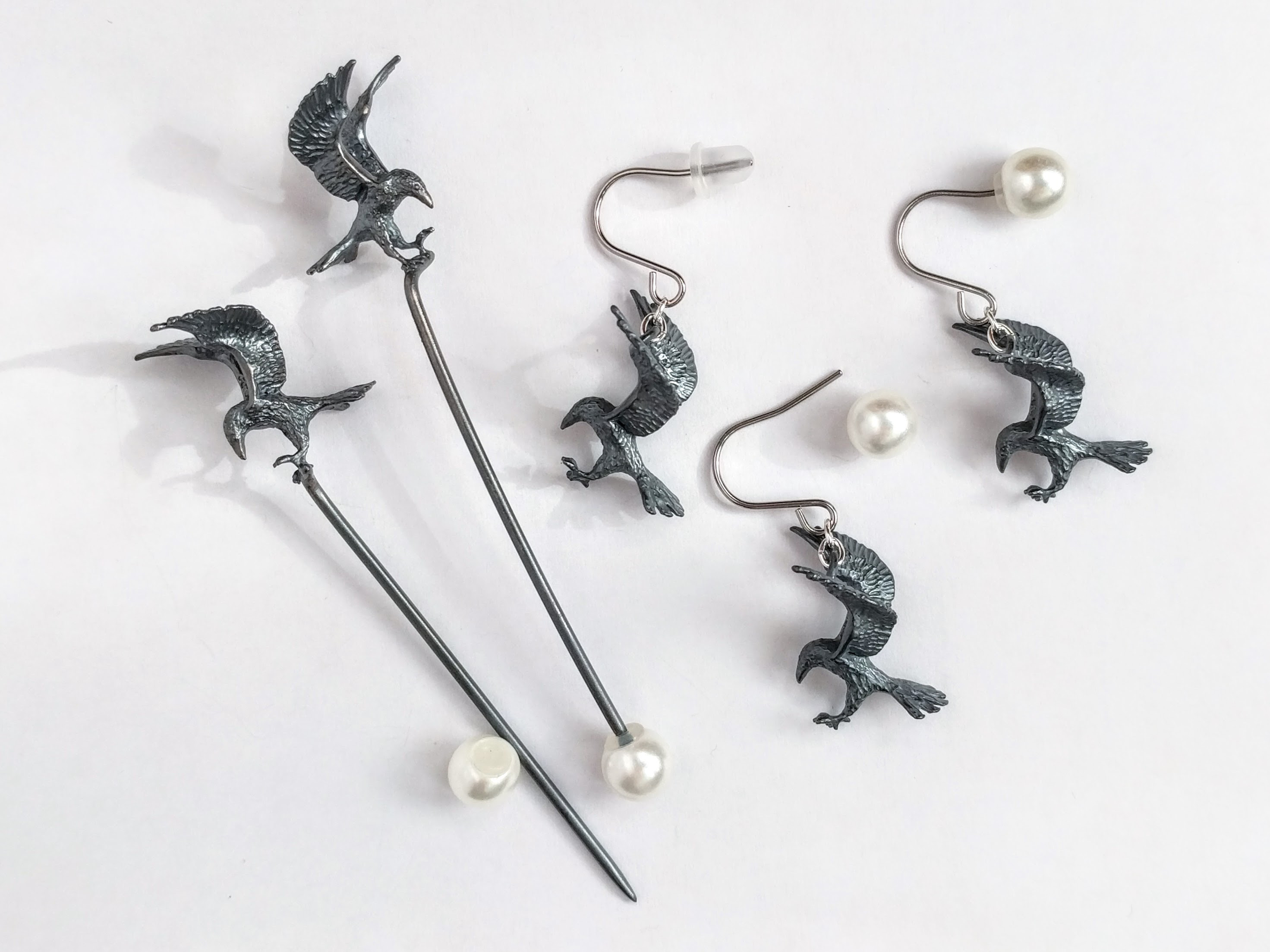 カラスの片耳飾り