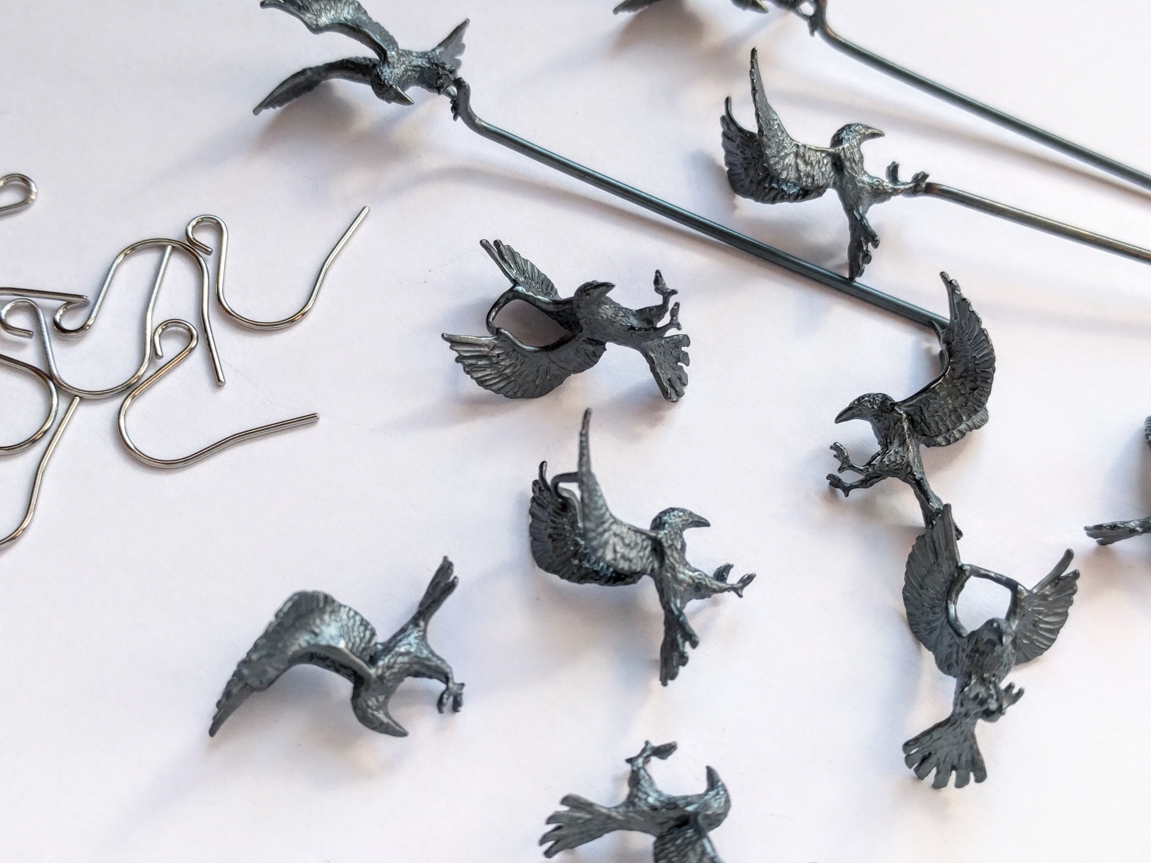 カラスの片耳飾り