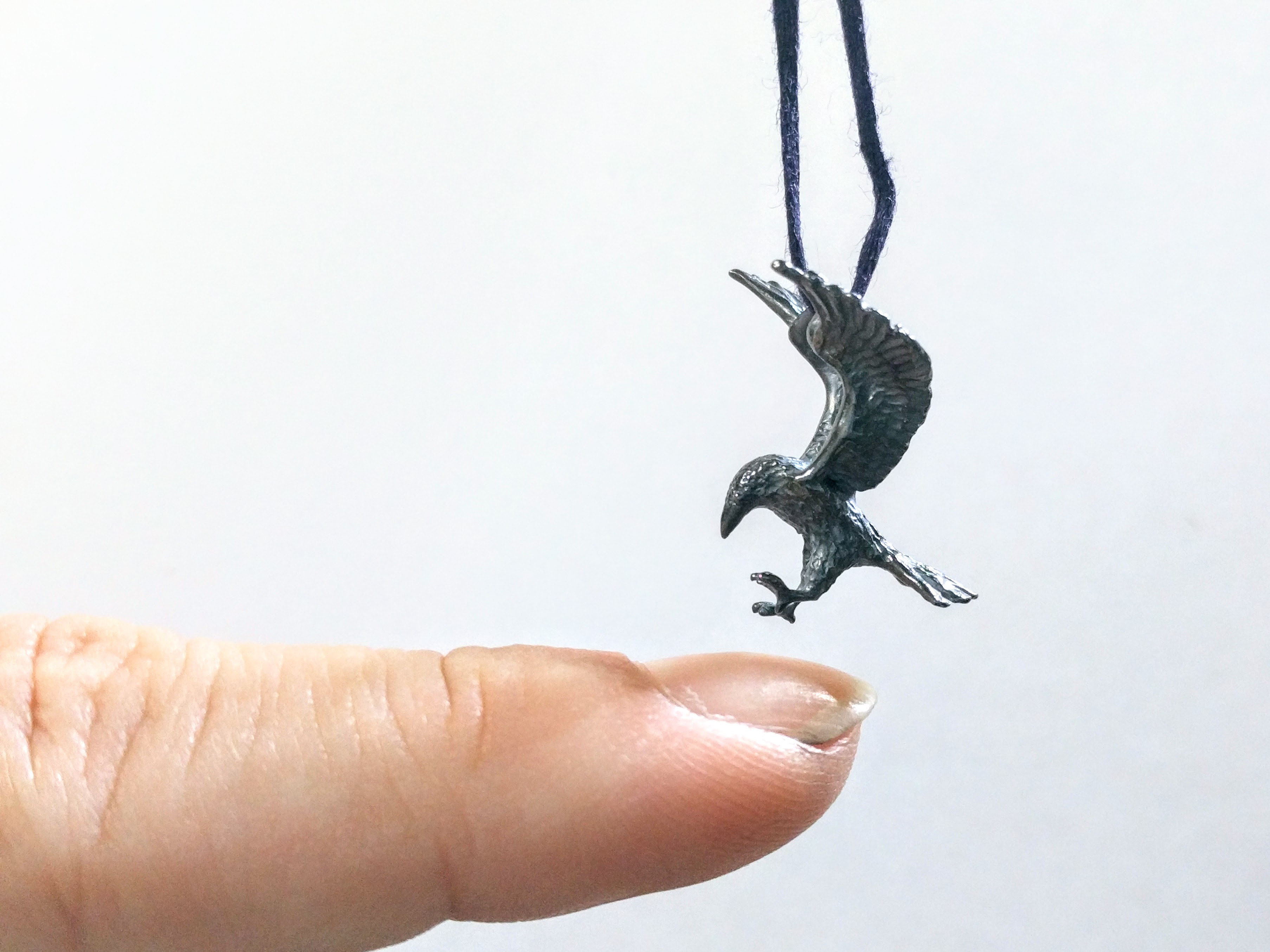 カラスの片耳飾り