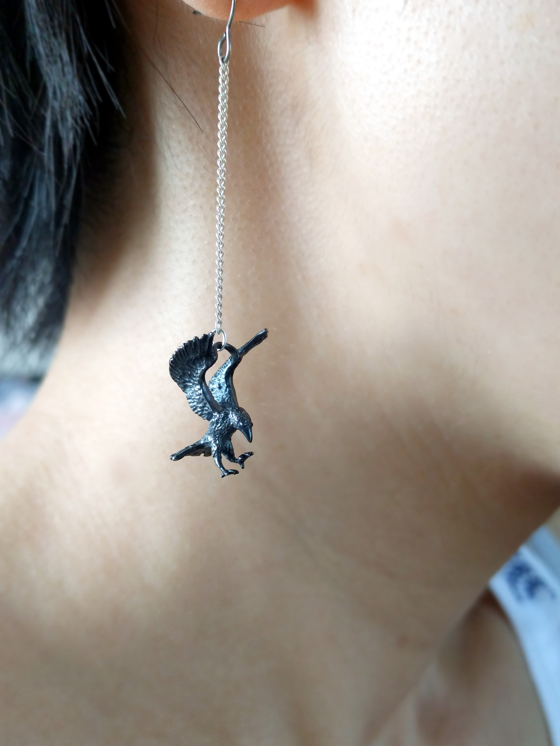 カラスの片耳飾り