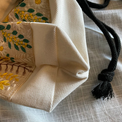 インド刺繍リボンが大人可愛い巾着　27×20cm （マチ10cm）ベージュ×イエローフラワー 8枚目の画像