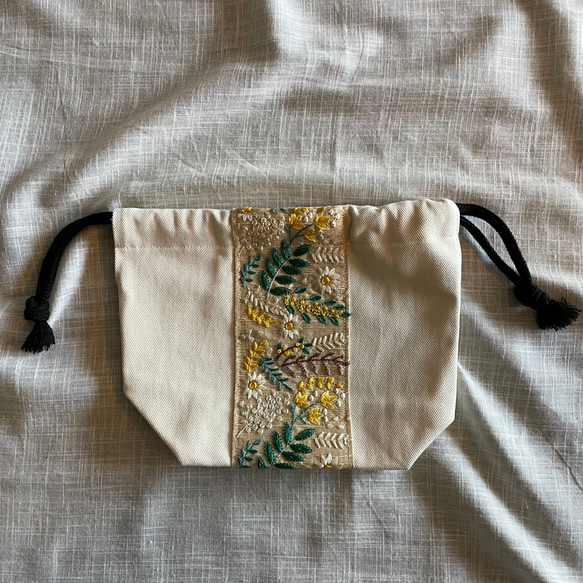 インド刺繍リボンが大人可愛い巾着　27×20cm （マチ10cm）ベージュ×イエローフラワー 2枚目の画像