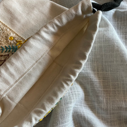 インド刺繍リボンが大人可愛い巾着　27×20cm （マチ10cm）ベージュ×イエローフラワー 4枚目の画像