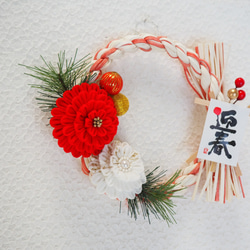 【お正月飾り】紅白の大輪花・ラタン飾りリース 4枚目の画像