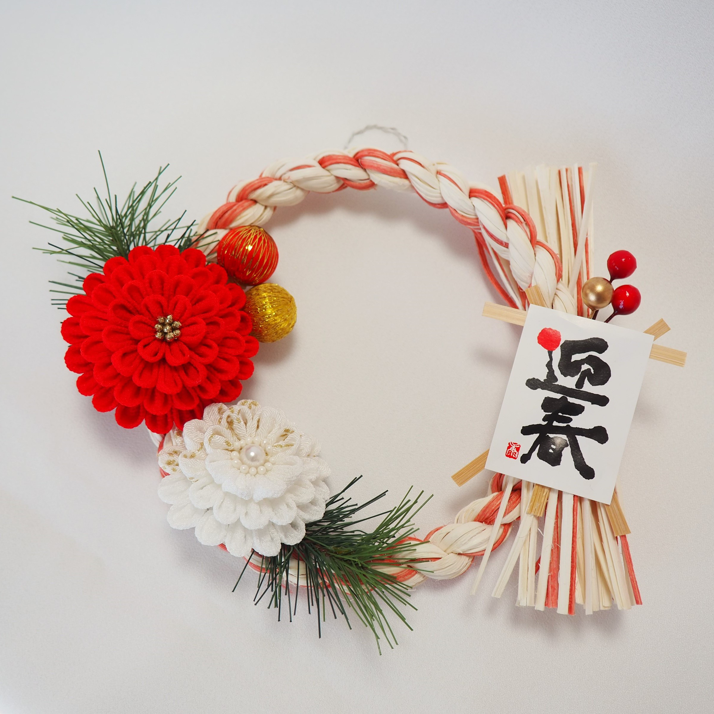【お正月飾り】紅白の大輪花・ラタン飾りリース しめ縄・しめ飾り