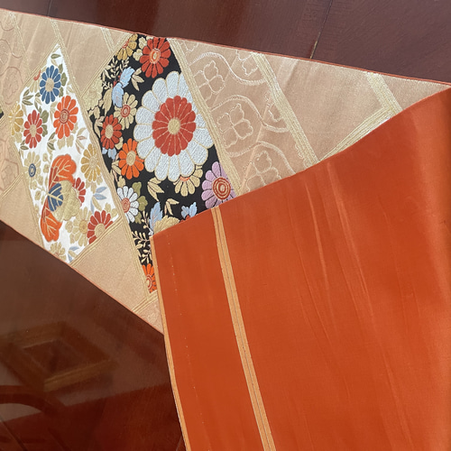 豪華刺繍の袋帯で作った正絹テーブルランナー 帯リメイク お正月 豪華刺繍の袋帯で作った正絹テーブルランナー 帯リメイク お正月