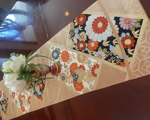 豪華刺繍の袋帯で作った正絹テーブルランナー 帯リメイク お正月 豪華刺繍の袋帯で作った正絹テーブルランナー 帯リメイク お正月
