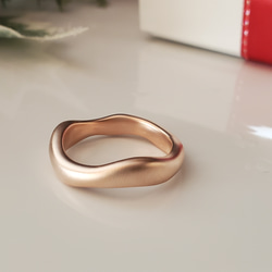 ウェーブリング　末永く使えるリングマット仕上げ RS-76やさしいフォルムのピンクゴールドリング 9枚目の画像