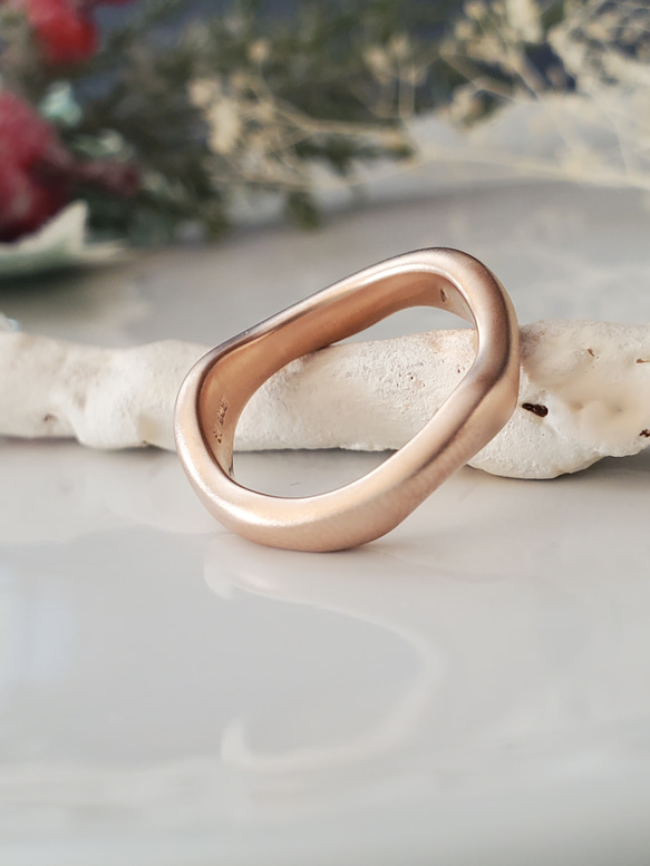 ウェーブリング　末永く使えるリングマット仕上げ RS-76やさしいフォルムのピンクゴールドリング 6枚目の画像