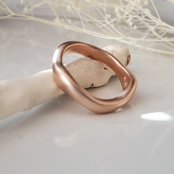 ウェーブリング　末永く使えるリングマット仕上げ RS-76やさしいフォルムのピンクゴールドリング 3枚目の画像