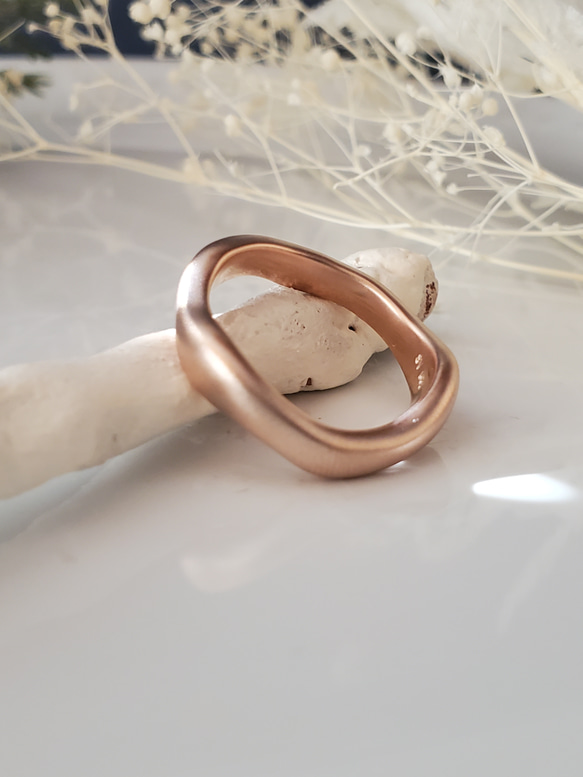 ウェーブリング　末永く使えるリングマット仕上げ RS-76やさしいフォルムのピンクゴールドリング 3枚目の画像