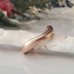 ウェーブリング　末永く使えるリングマット仕上げ RS-76やさしいフォルムのピンクゴールドリング 5枚目の画像