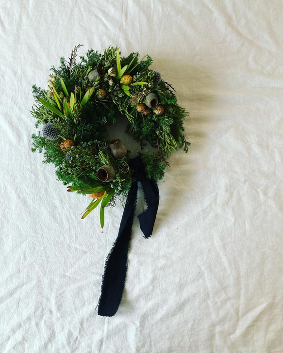 送料無料　美しいネズの実や針葉樹の香りに包まれた馬蹄型wreathe Christmas クリスマスツリー 1枚目の画像