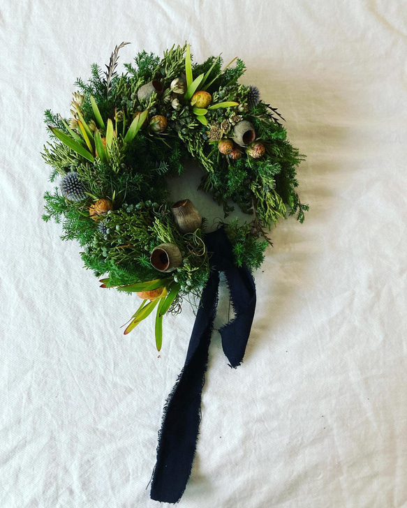 送料無料　美しいネズの実や針葉樹の香りに包まれた馬蹄型wreathe Christmas クリスマスツリー 2枚目の画像